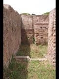 08156 ostia - regio v - via della fortuna della annonaria - edificio (v,iv,2) - 2. raum von westen - bli entlang der westwand ri norden - 06-2024.jpg